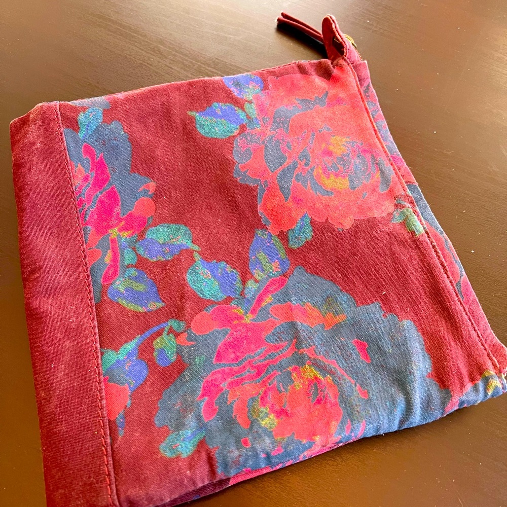 Aerie makeup bag, 3 pockets zipper closure